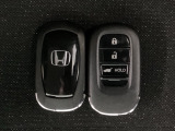 スマートキーを装備しています。鍵を差し込むことなくドアロックの開け閉めと、スタートボタン操作でのエンジンスタートができます。ボタン操作でトランクが開けられる電動テールゲートのボタンもついています。