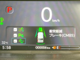 【ホンダセンシング】走行中に前方の車両等を認識し、衝突しそうな時は警報とブレーキで衝突回避と被害軽減をアシスト。より安全にドライブをお楽しみいただけます。