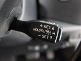 アダプティブクルーズコントロール機能付きです。走行中に先行車の様子を検知しながら、設定した車速の範囲内で先行車との距離のキープを支援します。詳細は販売店スタッフまでおたずねください。