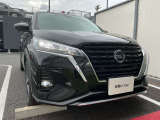 LEDヘッドライトはハロゲンランプの約2倍の光量で明るく遠くを照らし、夜間走行時の視認性を高めます。さらに長寿命や省電力、スタイリッシュな印象も際立たせます。