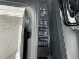 狭い駐車場で便利な電動格納ドアミラーが付いています。