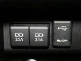 充電用USB端子付き。スマートフォンなどの充電に便利です。