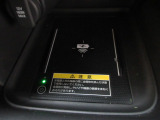 置くだけでワイヤレス充電可能です。12V電源ソケットも設置しております。周辺機器の充電にご利用頂けます。