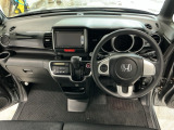 【前方視界】開放的な前方視界!運転がしやすく疲れにくいです♪窓が大きく、見通しがとっても良いおクルマですよ♪