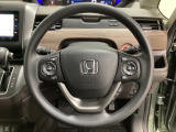 ハンドルにHondaセンシング系のクルーズコントロールやレーンキープアシストなどのスイッチと、オーディオの操作スイッチが装備されています。ハンドルから手を離さず安全に操作できます。