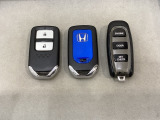 スマートキーを装備しています。鍵を差し込むことなくドアロックの開け閉めと、スタートボタン操作でのエンジンスタートができます。加えて、リモコンエンジンスターター用の操作キー(社外品)もついています。