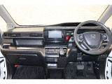 操作性に優れた運転席となります!小物入れや各ボタンの配置にこだわり、使いやすいです!座り心地もよく視認性も良好なのでロングドライブもお任せ下さい!
