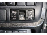 スライドドアの開閉は、ドアハンドルはもちろん運転席からのスイッチ操作でも可能です。お子様の送迎時の乗り降りも一段と楽になります。