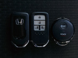 スマートキー付きですからドアロックの開閉およびエンジンスタートが楽々です。電動スライドドアの開け閉めもボタンで操作できます。加えて、純正リモコンエンジンスターター用の操作キーもついています。