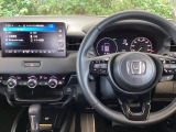 スマートフォンなどの充電に便利なUSBジャック。運転席からも助手席からも使いやすいです。【ワイヤレス充電器】Qi対応のスマートフォンを置くだけで充電ができます。