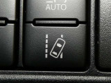 「レーンディパーチャーアラート」セットスイッチ。車線または走路からの逸脱の可能性を警告すると共に、車線または走路からの逸脱を避けるためのハンドル操作の一部を支援する機能です。