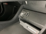 アクセサリーソケットはUSBのアダプターなどをつければ、スマホの充電にも使えます。周辺には物が置けるトレーがついています。