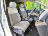 運転席まわりには十分なスペースがあり、大柄な方でもゆったり運転していただける環境です。