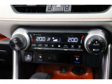 運転席と助手席、それぞれ温度調節ができ、オールシーズン快適なオートエアコンとなっております!