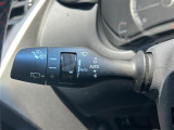 【オートワイパー(AUTO)】雨が降り出した時に、雨滴検出用センサー(レインセンサー)が雨滴を感知すると、自動でワイパーが動作します。