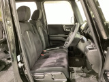 女性でも運転がしやすいように、シートの高さ調整機能(シートリフター)がついています。運転席と助手席の間が空いている為、助手席側への移動がスムーズです。交通量の多い道でも助手席側から乗り降りができます。