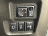 【電動格納ミラー】運転席のスイッチで、ドアミラーの開閉や角度の調整ができます。