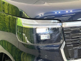 【LEDヘッドライト】悪天候や夜間走行時も良好な視界を確保し安心して運転できる高輝度LEDヘッドライトを装備!点灯速度が早く、消費電力も抑えられています。