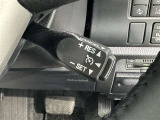 クルーズコントロール機能が付いています。 速度を設定するとアクセルを踏まなくても一定の速度で走ることができます。  高速道路ではとても便利な装置なんです。