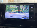 【バックカメラ】駐車時に後方がリアルタイム映像で確認できます。大型商業施設や立体駐車場での駐車時や、夜間のバック時に大活躍!運転スキルに関わらず、今や必須となった装備のひとつです!