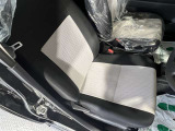シートはお洒落なツートンカラーです