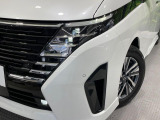 【LEDヘッドライト】悪天候や夜間走行時も良好な視界を確保し安心して運転できる高輝度LEDヘッドライトを装備!点灯速度が早く、消費電力も抑えられています。