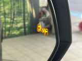 【ブラインドスポットモニター】走行中、ドアミラーの死角になりやすい箇所に後続車が接近するとサイドミラーのレンズに警告を表示!ドライバーに注意喚起をしてくれます。
