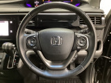 ハンドルにHondaセンシング系のクルーズコントロールやレーンキープアシストなどのスイッチと、オーディオの操作スイッチが装備されています。ハンドルから手を離さず安全に操作できます。