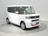 【広々としたサイズ感】コンパクトながら室内空間を広く持たせた設計。毎日の運転にゆとりと快適な時間をもたらしてくれます。