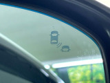 【ブラインドスポットインフォメーション】走行中、ドアミラーの死角になりやすい箇所に後続車が接近するとサイドミラー付近に警告を表示、ドライバーに注意喚起をしてくれます。