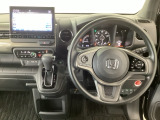 【ハンドル】運転にかかわる様々な操作を安全に行えるように視点移動が少なく操作性に配慮されたスイッチ類が凝縮されたコックピットです。