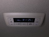 ルーフ中央にエアコン操作パネルがついていますので、2列目・3列目にお乗りの方も快適に過ごせます。