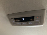 後部座席用エアコンで快適に過ごせます。