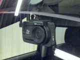 【前後カメラ付きドライブレコーダー】お車の前と後ろをバッチリ記録!事故やトラブルの際、映像が残っていると心強いですね。