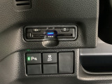 ビルトインタイプの【ETC】で見た目もスッキリ。高速道路の利用にとても便利です。【パーキングセンサー】駐車や出庫時にクルマの前後の障害を検知し、音とディスプレイでお知らせします。