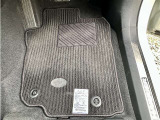 運転席フロアマットは使用感はありますが破れやほつれはありません。