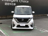 大型の幅広メッキモールで表現した日産のアイデンティティのVモーショングリルを配したフロントビュー