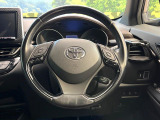インテリアに合わせたデザインのステアリングは、運転される方のことも考え、運転しやすい形状、大きさです。是非一度、実際に触ってお確かめください。