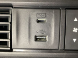 エアコン操作パネルの左側に、スマートフォンなどの充電可能なUSB端子と、音源などの外部入力の可能なUSB端子がついています。移動中に充電もできるので便利です。