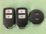スマートキーを装備しています。鍵を差し込むことなくドアロックの開け閉めと、スタートボタン操作でのエンジンスタートができます。加えて、純正リモコンエンジンスターター用の操作キーもついています。