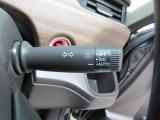 オートヘッドライト標準装備です。車外の明るさに応じて自動的にヘッドライトの点灯・消灯をしてくれます。トンネルの出入り口などで活躍してくれます。