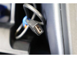 USBソケットが装備されています。iPhoneやスマートフォンの充電など、車内にあると便利なアイテムのひとつですね!