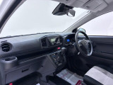 ダイハツのお店では、ダイハツ車を知り尽くしたプロフェッショナルが、専用の診断機器を使って各システムを点検しております。