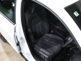 程よい硬さとホールド性が高いシートで長時間運転も快適です。