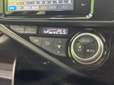 【オートエアコン】一度お好みの温度に設定すれば、車内の温度を検知し風量や温度を自動で調整。暑い&hellip;寒い&hellip;と何度もスイッチ操作をする必要はありません。快適な車内空間には必須の機能ですね♪