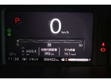 メータは先進的なデジタルメーターを採用!ゆっくりと数字が動くのでとても見やすく表示されます!平均燃費なども表示、エコな運転の手助けをしてくれます!