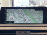 BMWのナビゲーションは操作性も良く、詳細な地図情報と交通状況を見やすく表示し、快適なドライビングをサポートしながら目的地までナビゲートします。