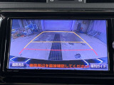 ディスプレイに後方の視界を表示し、車庫入れをサポート「距離目安線」「車幅延長線」およびステアリング操作に連動する「予想進路線」を画面に表示します。※必ず車両周辺の安全を直接確認してください。