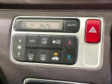 【オートエアコン】一度お好みの温度に設定すれば、車内の温度を検知し風量や温度を自動で調整。暑い&hellip;寒い&hellip;と何度もスイッチ操作をする必要はありません。快適な車内空間には必須の機能ですね♪