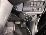 クルーズコントロール機能が付いています。 速度を設定するとアクセルを踏まなくても一定の速度で走ることができます。  高速道路ではとても便利な装置なんです。